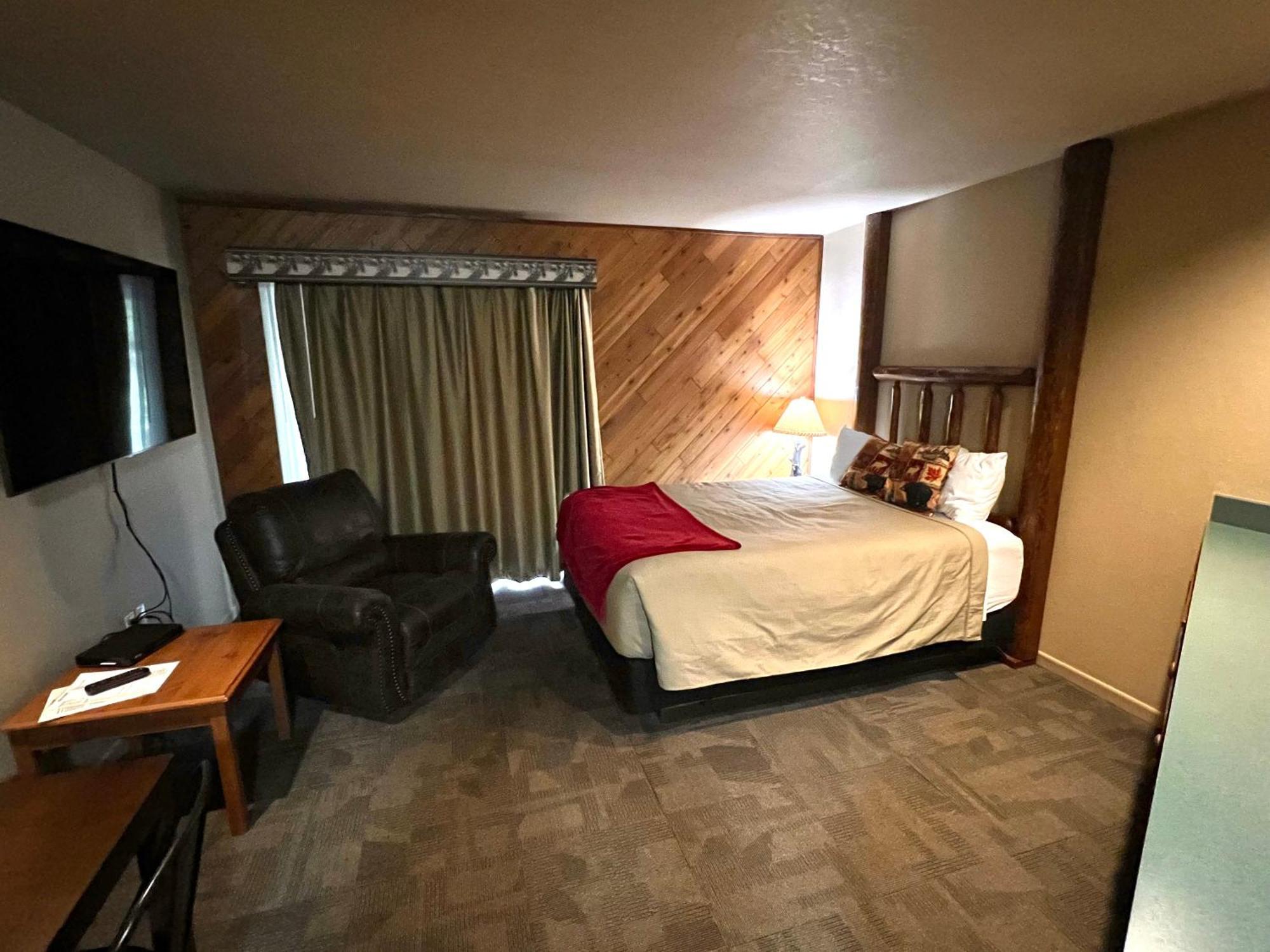 Whitetail Lodge Saint Germain Екстер'єр фото