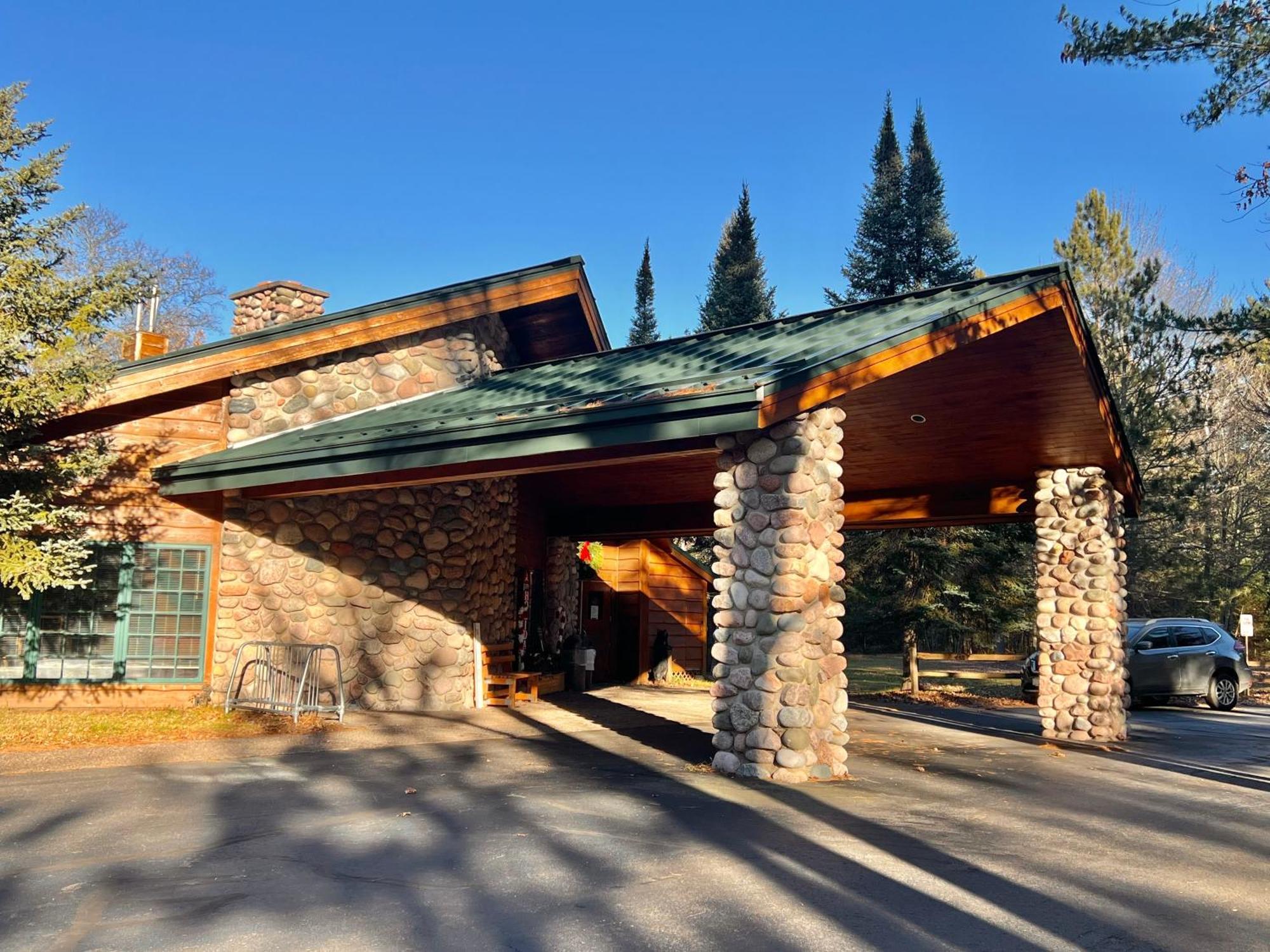 Whitetail Lodge Saint Germain Екстер'єр фото